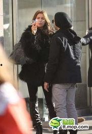 流氓摸明星的脚,现场情况令人咋舌