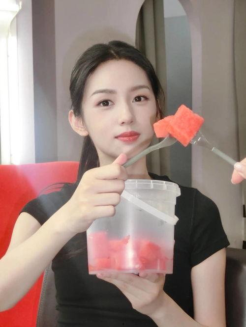 夏日吃瓜写真美图,美图映照清凉时光