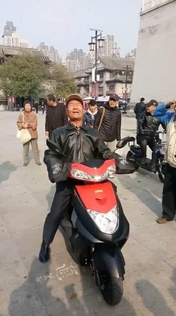 云南大理网红大爷唱歌,唱响古城新风尚