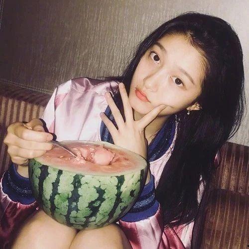 小胖女粉丝吃瓜